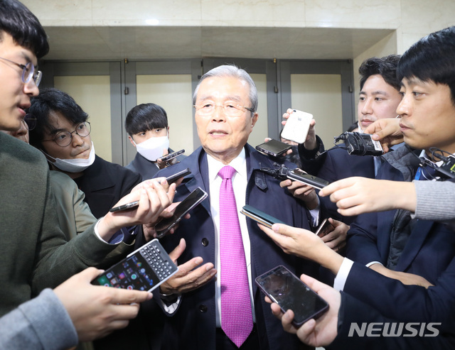 [서울=뉴시스] 전진환 기자 = 미래통합당 비대위원장직을 수락한 김종인 전 총괄선대위원장이 24일 오후 서울 중구 은행회관에서 열린 바른사회운동연합 주최 '21대 국회, 어떻게 해야 하나' 토론회에 참석해 격려사를 마치고 기자들의 질문에 답하고 있다. 2020.04.24. amin2@newsis.com