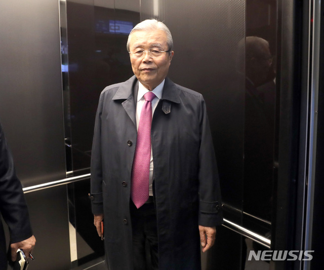 [서울=뉴시스] 전진환 기자 = 미래통합당 비대위원장직을 수락한 김종인 전 총괄선대위원장이 24일 오후 서울 중구 은행회관에서 열린 바른사회운동연합 주최 '21대 국회, 어떻게 해야 하나' 토론회에 참석해 격려사를 마치고 떠나고 있다. 2020.04.24.&nbsp; amin2@newsis.com