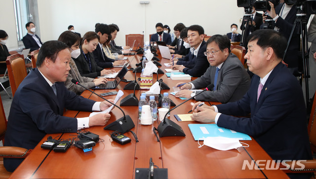 [서울=뉴시스] 김진아 기자 = 김재원 국회 예결위원장과 구윤철 기획재정부 2차관이 24일 서울 여의도 국회 예결위 소회의실에서 긴급재난지원금(추경) 관련 논의를 하고 있다. 2020.04.24.&nbsp; bluesoda@newsis.com