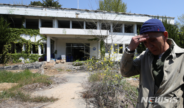 [광주=뉴시스] 조수정 기자 = 5·18 광주민주화운동 고문피해자 곽희성, 김중현, 박갑수, 박성열, 박시영, 서정열, 양동남, 이성전, 허춘섭 씨가 5·18 40년을 앞두고 24일 오후 트라우마 치유 과정 중 하나로 고문을 겪은 장소인 광주 서구 상무대로 505보안부대 옛터 앞에서 당시를 떠올리며 눈물을 흘리고 있다. 이들은 상무대에서 505보안대대로 끌려다니며 국가의 폭력을 겪었다. "끌려올 때 안대를 씌우지만 안대가 흘러내리며 공간을 조금씩 볼 수 있었다"고 말한다. 40년간 트라우마를 겪고 있지만 이 공간에 들어가는 날은 더욱 힘들다. 이들은 고통의 공간을 직접 마주하며 사진으로 트라우마를 치유한다. 5·18을 기억하고 기록하며 의미있는 현재를 살아가기 위한 과정이다. 2020.04.24. chocrystal@newsis.com