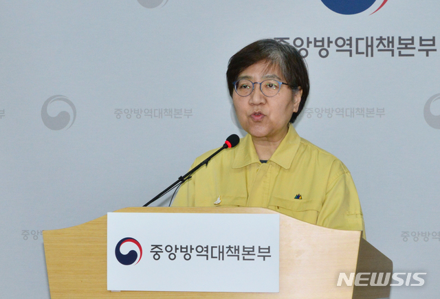 [서울=뉴시스]정은경 중앙방역대책본부장이 지난 24일 오후 충북 오송 질병관리본부 브리핑룸에서 코로나19 국내 발생현황 브리핑을 하고 있다. (사진=중앙방역대책본부 제공) 2020.04.24. photo@newsis.com