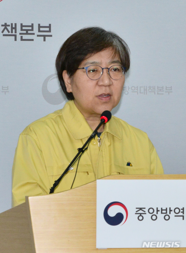 [서울=뉴시스]정은경 중앙방역대책본부장이 24일 오후 충북 오송 질병관리본부 브리핑룸에서 코로나19 국내 발생현황 브리핑을 하고 있다. (사진=중앙방역대책본부 제공) 2020.04.24.&nbsp; photo@newsis.com 
