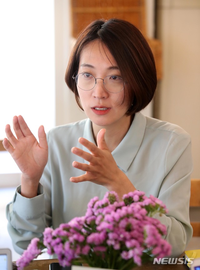 [서울=뉴시스]김선웅 기자 = 21대 총선 정의당 비례대표 장혜영 당선인이 24일 서울 마포구 합정동의 한 카페에서 뉴시스와 인터뷰를 하고 있다. 2020.04.26. mangusta@newsis.com