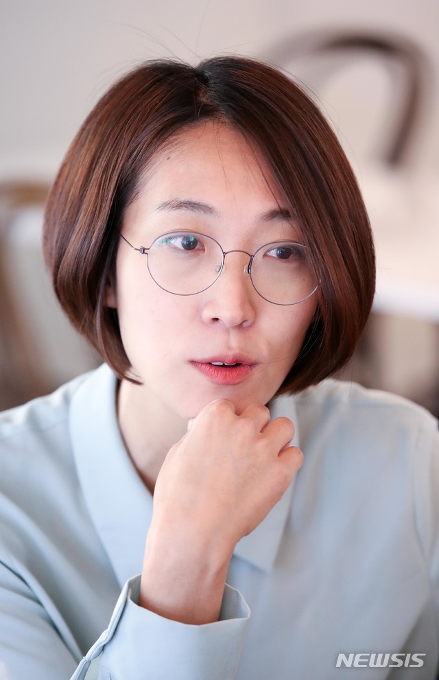 [서울=뉴시스]김선웅 기자 = 21대 총선 정의당 비례대표 장혜영 당선인이 24일 서울 마포구 합정동의 한 카페에서 뉴시스와 인터뷰를 하고 있다. 2020.04.26. mangusta@newsis.com