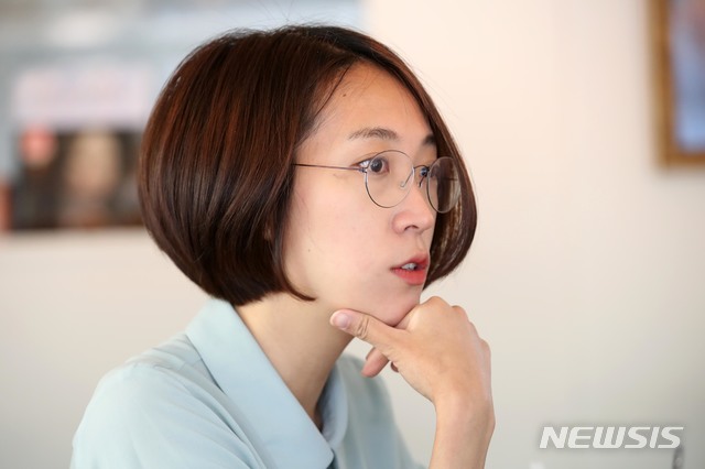 [서울=뉴시스]김선웅 기자 = 21대 총선 정의당 비례대표 장혜영 당선인이 24일 서울 마포구 합정동의 한 카페에서 뉴시스와 인터뷰를 하고 있다. 2020.04.26. mangusta@newsis.com