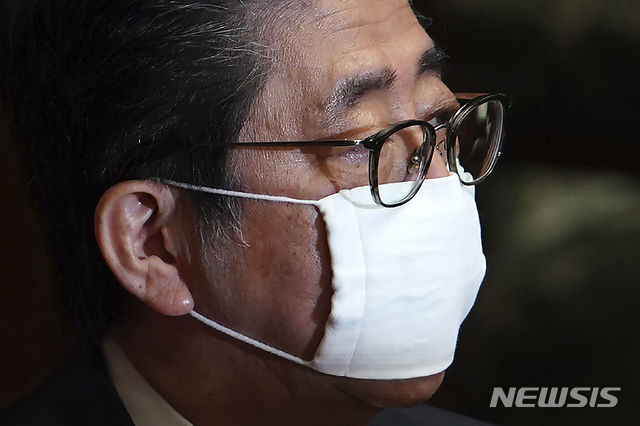 [도쿄=AP/뉴시스]아베 신조 일본 총리가 지난 3일 이른바 '아베노마스크'로 불리는 마스크를 착용하고 참의원 본회의에 참석했다. 2020.04.27.
