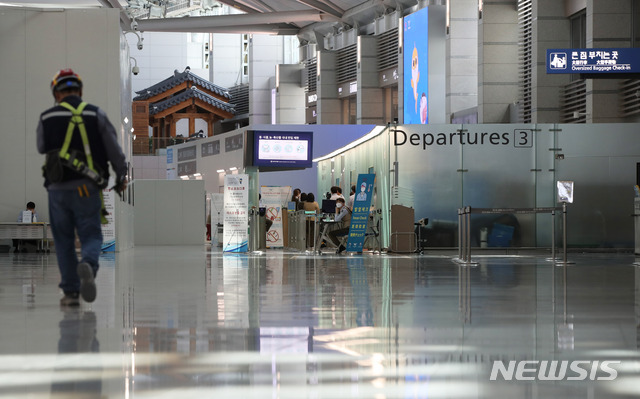 [인천공항=뉴시스] 고범준 기자 = 신종 코로나바이러스 감염증(코로나19) 확산 여파로 인해 공항 출입국자 수가 95% 이상 감소하며 여행업계들이 피해를 입고 있는 24일 오후 인천국제공항 제1터미널 출국장이 한산한 모습을 보이고 있다. 2020.04.24.&nbsp; bjko@newsis.com