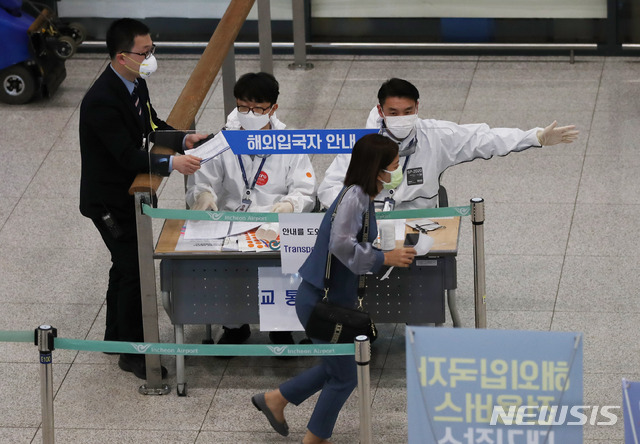 [인천공항=뉴시스] 고범준 기자 = 신종 코로나바이러스 감염증(코로나19) 확산 여파로 인해 공항 출입국자 수가 95% 이상 감소하고 있는 가운데 24일 오후 인천국제공항 제1터미널에서 해외에서 입국한 여행객들이 방호복을 입은 관계자로부터 안내를 받고 있다. 2020.04.24.   bjko@newsis.com