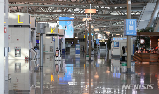 [인천공항=뉴시스] 고범준 기자 = 신종 코로나바이러스 감염증(코로나19) 확산 여파로 인해 공항 출입국자 수가 95% 이상 감소하며 여행업계들이 피해를 입고 있는 24일 오후 인천국제공항 제1터미널 출국장이 한산한 모습을 보이고 있다. 2020.04.24. bjko@newsis.com