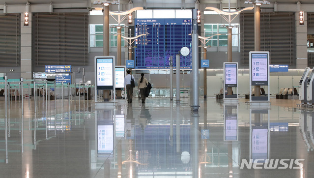 [인천공항=뉴시스] 고범준 기자 = 신종 코로나바이러스 감염증(코로나19) 확산 여파로 인해 공항 출입국자 수가 95% 이상 감소하며 여행업계들이 피해를 입고 있는 24일 오후 인천국제공항 제1터미널 출국장이 한산한 모습을 보이고 있다. 2020.04.24. bjko@newsis.com