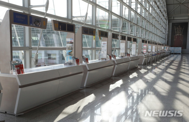 [인천공항=뉴시스] 고범준 기자 = 신종 코로나바이러스 감염증(코로나19) 확산 여파로 인해 공항 출입국자 수가 95% 이상 감소하며 여행업계들이 피해를 입고 있는 24일 오후 인천국제공항 제1터미널 출국장에 마련된 여행사 카운터가 한산한 모습을 보이고 있다. 2020.04.24. bjko@newsis.com