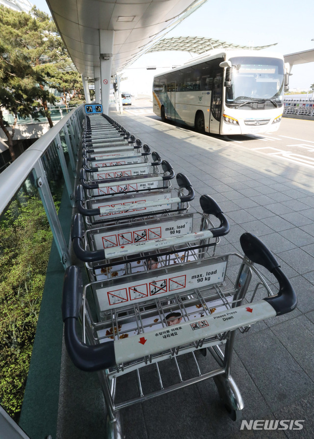 [인천공항=뉴시스] 고범준 기자 = 신종 코로나바이러스 감염증(코로나19) 확산 여파로 인해 공항 출입국자 수가 95% 이상 감소하며 여행업계들이 피해를 입고 있는 24일 오후 인천국제공항 제1터미널 출국장에 빈 카트가 놓여 있다. 2020.04.24. bjko@newsis.com