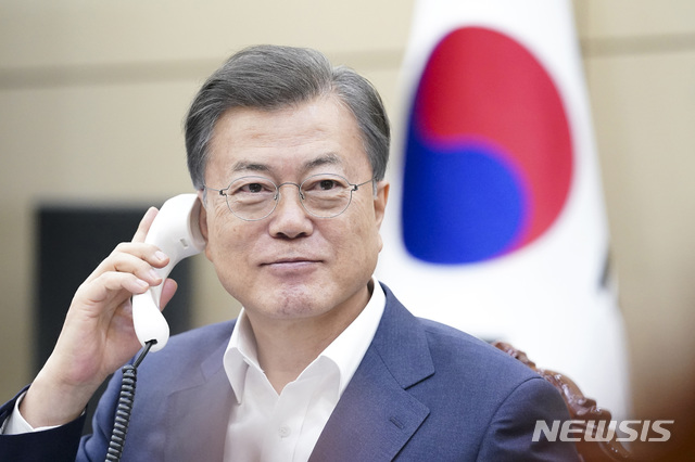 [서울=뉴시스] 문재인 대통령이 24일 오후 청와대 여민관에서 시릴 라마포사 남아프리카공화국 대통령과 전화 통화하고 있다.(사진=청와대 제공) 2020.04.24. photo@newsis.com