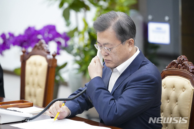 [서울=뉴시스] 문재인 대통령이 24일 오후 청와대 여민관에서 시릴 라마포사 남아프리카공화국 대통령과 전화 통화하고 있다.(사진=청와대 제공) 2020.04.24. photo@newsis.com