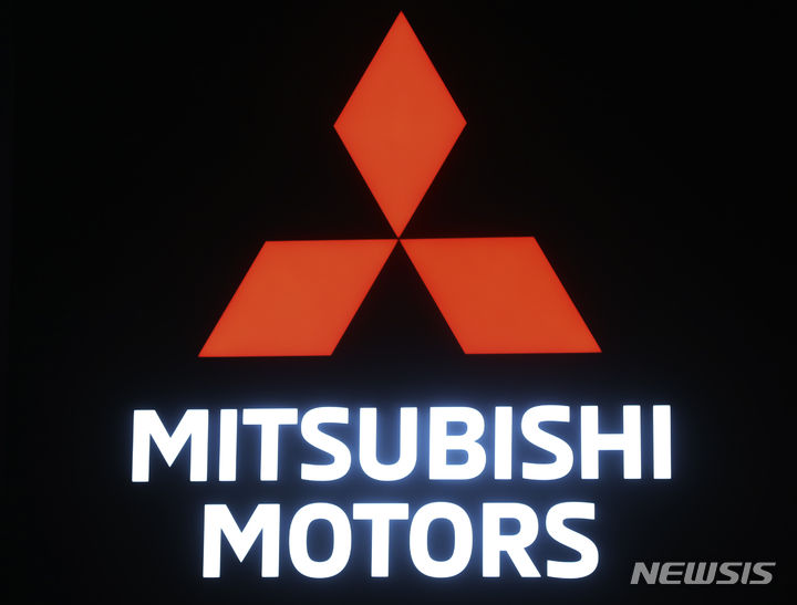 [도쿄=AP/뉴시스]일본 미쓰비시자동차가 중국 시장에서 철수하기로 결정했다. 사진은 도쿄 오토쇼에서 전시된 미쓰비시자동차 로고. 2023.10.25.
