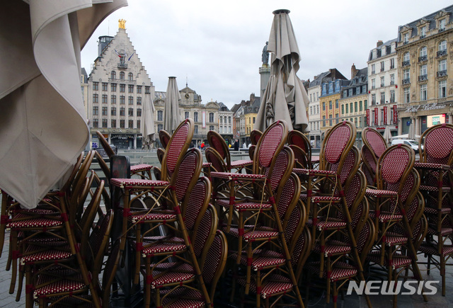 [AP/뉴시스] 프랑스에서 3월17일부터 시행한 이동 및 영업 제한의 자택칩거 조치가 많은 부분 완화되었으마 레스토랑과 바 등은 내주에야 재개장된다. 사진은 3월 릴의 한 텅 빈 레스토랑에 쌓여있는 의자들. 2020. 4. 24. 