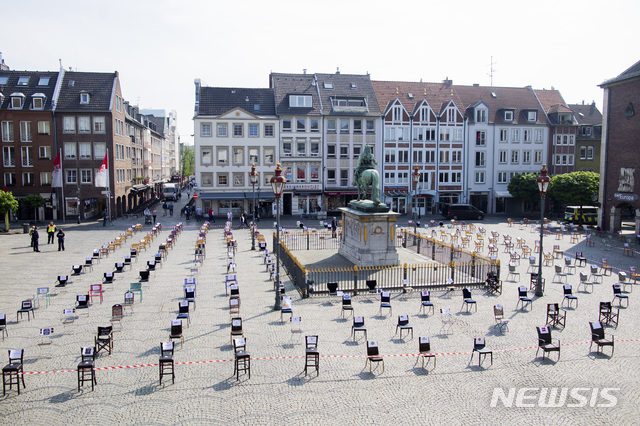 [뒤셀도르프=AP/뉴시스] 4월24일 독일 도시에서 레스토랑과 바 경영주들이 코로나 19 저지책으로 업체 폐쇄 조치가 계속되는 데 대한 항의를 시청 앞에서 표출했다. 빈 의자를 '사회적 거리두기' 명령에 맞춰 정렬해 놓은 퍼포먼스 시위다. 독일은 20일부터 일부 소규모 영업장에 한해 개장을 허락했다. 2020. 4. 24.