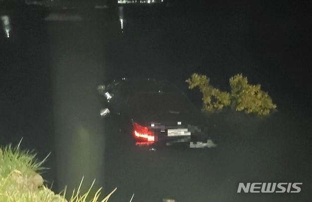 [완도=뉴시스] 송창헌 기자 = 전남 완도 보길도 부황리 앞 바다에 추락한 승용차. (사진=완도해경 제공)