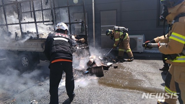 [전주=뉴시스]윤난슬 기자 = 담배꽁초로 인한 차량 화재 사진.(사진=전북소방본부 제공) 