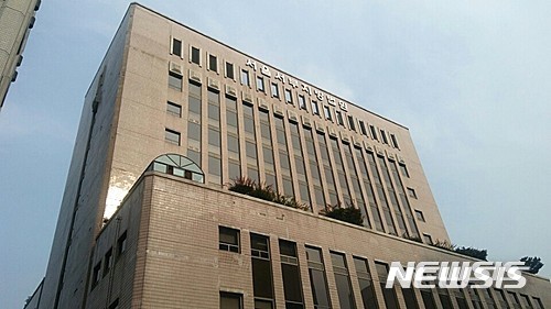 [서울=뉴시스] 코로나19 치료제를 개발하며 특허와 임상시험 과정에서 허위 자료를 만들어 제출하고, 관련자에게 로비를 한 혐의를 받는 현직 대학 교수가 첫 공판에서 혐의를 부인했다. 사진은 서울서부지법. 뉴시스 DB.