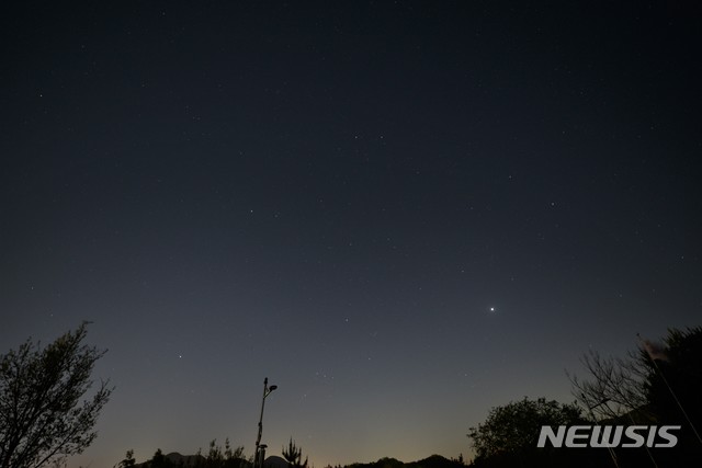 [충주=뉴시스]이병찬 기자 = 충북 충주고구려천문과학관은 내주 중 올해 가장 빛나는 금성을 관측할 수 있다고 25일 밝혔다. 사진 오른쪽 아래 가장 밝은 별이 금성이다.(사진=고구려천문과학관 제공) 2020.04.25.photo@newsis.com