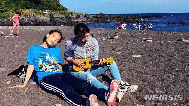 [서울=뉴시스] 정의당 비례 장혜영 당선인의 다큐멘터리 '어른이 되면' 스틸컷. 2020.04.26.(사진=시네마달 제공)