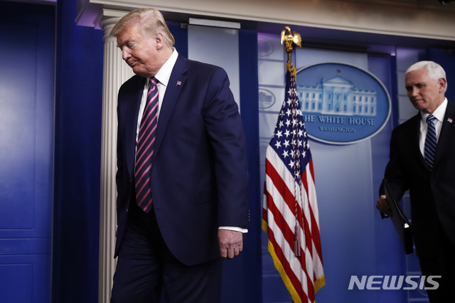 [워싱턴=AP/뉴시스] 24일(현지시간) 도널드 트럼프 미국 대통령이 짧은 신종 코로나바이러스 감염증(코로나19) 브리핑을 끝낸 뒤 돌아서고 있다. CNN에 따르면 이날 브리핑은 22분만에 마쳤다. 지난달 중순 브리핑을 시작한 이후 최단 시간이다. 2020.4.25.