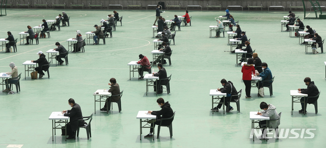 [서울=뉴시스] 이윤청 기자 = 수험생들이 지난 25일 서울 성북구 서경대학교 운동장에서 일정 간격을 두고 자격시험에 응시하고 있다. 2020.04.25. radiohead@newsis.com