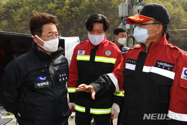 [서울=뉴시스] 이윤청 기자 = 이철우(왼쪽) 경북도지사와 박종호 산림청장이 25일 오전 경북 안동시 풍천면 인금리 산불현장에서 산불진화대책에 대해 논의하고 있다. (사진=산림청 제공) 2020.04.25.&nbsp; photo@newsis.com