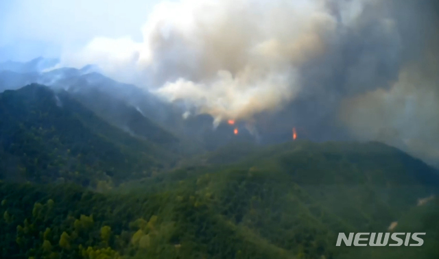 [서울=뉴시스] 이윤청 기자 = 산림청(청장 박종호) 중앙산불방지대책본부는 24일 16시께 경북 안동시 풍천면 인금리 656 인근에서 발생한 산불을 25일 12시께 주불 진화를 완료하였으나, 강한 바람으로 재불이 발생함에 따라 초대형 헬기 4대 등 산불진화헬기 27(산림청 17대, 지자체 5대, 군 4대, 소방 1대)를 투입하여 진화에 총력을 기울이고 있다고 밝혔다. 사진은 25일 오후 2시33분께 안동시 풍천면 인금리 산불 현장. (사진=산림청 제공) 2020.04.25.&nbsp; photo@newsis.com