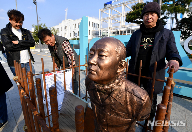 [광주=뉴시스] 신대희 기자 = 5·18 3단체(유족회·부상자회·구속부상자회)가 지난 25일 광화문 광장에 설치돼 있던 전두환 동상을 광주로 옮겨 동구 옛 전남도청 앞 5·18민주광장에 세우고 있다. 5·18단체는 고 조비오 신부의 명예를 훼손한 혐의로 형사재판을 받는 전두환씨가 오는 27일 광주 법정에 출석할 것으로 관측돼 재판 당일 광주지법 앞으로 동상을 옮겨 엄벌과 사죄를 촉구한다. 2020.04.25. sdhdream@newsis.com