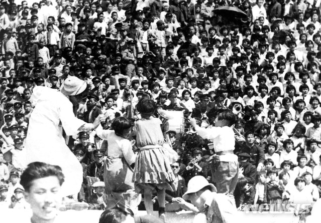 [서울=뉴시스] 1946년 5월 5일 해방 후 첫 어린이날을 맞아 평양 공설운동장에서 수만 명의 소학교가 모인 가운데 각종 공연을 하며 기념행사를 진행하고 있다. 이때까지만 해도 서울과 평양에서 똑같이 5월 5일을 어린이날로 기념했다. 북한은 그해 6월 6일 조선소년단을 창립한 후 이날을 어린이날에 해당하는 ‘국제아동절’로 기념하기 시작했다. (사진=미디어한국학 제공) 2020.04.26.&nbsp; photo@newsis.com