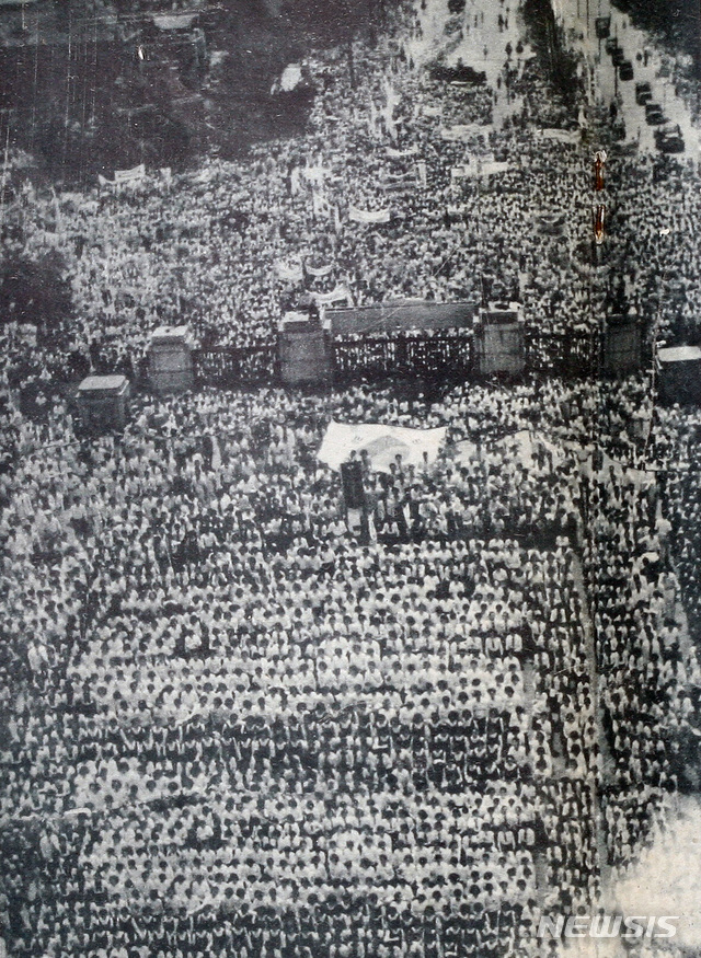 [서울=뉴시스] 1946년 8월 15일 해방 1주년을 맞아 미군정청 앞 광장에서 개최된 ‘8.15세계평화 및 해방기념식’에 참석해 앞자리에 앉아 있는 소년군 대원들. (사진=미디어한국학 제공) 2020.04.26. photo@newsis.com