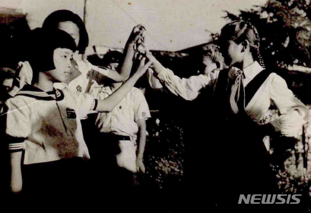 [서울=뉴시스] 해방 직후 평양에 진주한 소련군 간부들의 소학교 자녀들로 구성된 소년단(피오니르)과 평양의 소년단원들이 친선모임을 갖고 있다. 북한 사진기자가 써 놓은 사진의 설명에는 “소련 삐오넬과 춤을 추는 소년단원. 말 몰라도 서로 안다. 마음이 통하니까! 조선 어린이와 소련 어린이와의 친선 만세”라고 쓰여 있다. (사진=미디어한국학 제공) 2020.04.26. photo@newsis.com