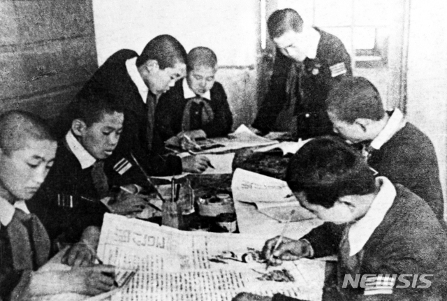 [서울=뉴시스] 1946년 6월 조선소년단 창립을 맞아 평양의 소년단원들이 창립행사 기념 벽보를 만들고 있다. (사진=미디어한국학 제공) 2020.04.26. photo@newsis.com