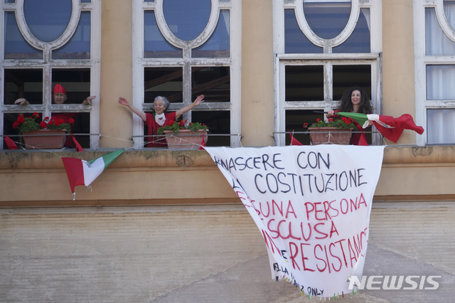 [로마=AP/뉴시스] 이탈리아 독립기념일인 25일(현지시간) 로마의 주민들이 창문에 이탈리아 깃발을 내걸고 축하 인사를 건네고 있다. 신종 코로나바이러스 감염증(코로나19) 확산을 막기 위해 지난 3월부터 봉쇄를 지속한 이탈리아가 단계적인 경제활동 재개를 시작한다. 내달 4일 제조업을 시작으로 11일 유통매장, 18일 술집, 식당도 문을 연다. 2020.4.27.