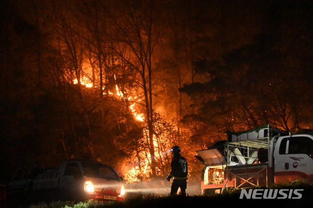  [안동=뉴시스] 김진호 기자 = 산림청 산불재난특수진화대가 25일 밤 경북 안동시 남후면 산불현장에서 야간 진화작업을 벌이고 있다. (사진=산림청 제공) 2020.04.26&nbsp; photo@newsis.com 