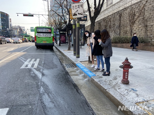 [서울=뉴시스] 서울 남부터미널 주변에 설치된 '서리풀 오아시스'의 모습. (사진=서울 서초구 제공) 2020.04.26. photo@newsis.com 