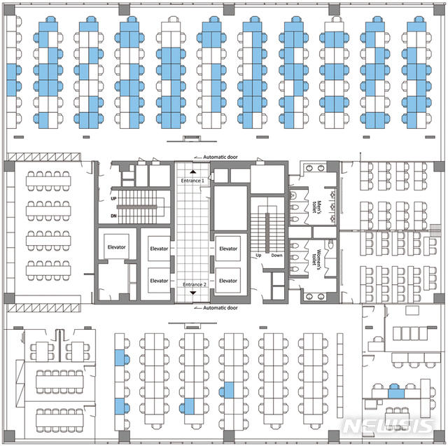 [세종=뉴시스]코로나19 확진자가 발생한 서울 구로구 빌딩의 11층 평면도. 파란색으로 칠한 좌석은 확진 환자가 발생한 좌석으로 같은 층이라도 한쪽에 집중된 것을 알 수 있다. (그래픽=Emerging infectious diseases 갈무리). 2020.04.26. photo@newsis.com