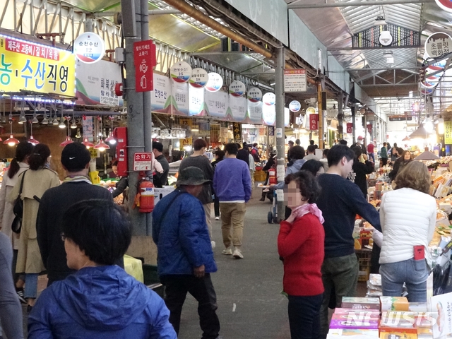 [제주=뉴시스]강경태 기자 = 고강도 사회적 거리두기가 완화된 가운데 26일 오후 제주시 동문재래시장에 시민과 관광객들의 발길이 이어지고 있다. 2020.04.26. ktk2807@newsis.com