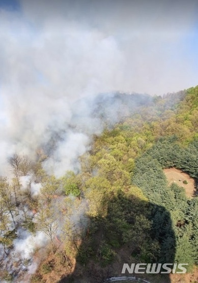 [수원=뉴시스] 이병희 기자 = 26일 오후 4시14분께 경기 군포시 도마교동 구봉산 인근에서 발생한 화재 현장. (사진=경기도소방재난본부 제공) 2020.04.26. photo@newsis.com