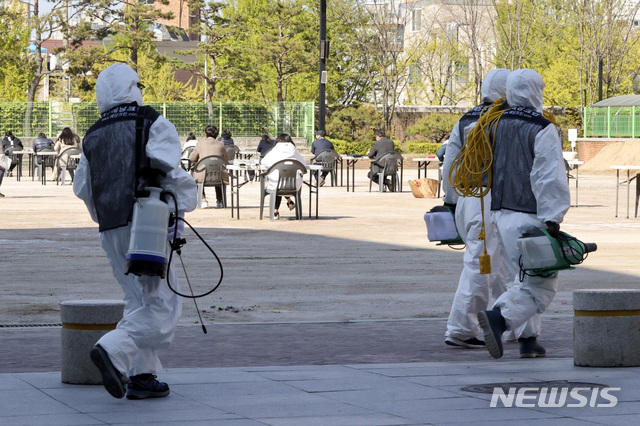 [서울=뉴시스]최진석 기자 = 신종 코로나바이러스 감염증(코로나19) 여파로 중단됐던 보험설계사 자격시험이 열린 26일 서울 서대문구 명지전문대 운동장에서 방역업체 관계자들이 방역 관련 도구를 옮기고 있다. 2020.04.26. myjs@newsis.com