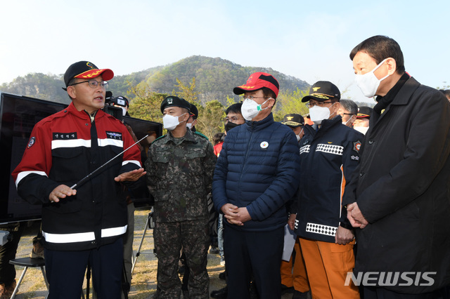 [서울=뉴시스]전신 기자 = 진영 행정안전부 장관과 박종호 산림청장, 이철우 경북도지사가 26일 오전 안동시 풍산읍 산불현장통합지휘본부에서 산불진화 대책을 논의하고 있다. (사진=산림청 제공) 2020.04.26. photo@newsis.com