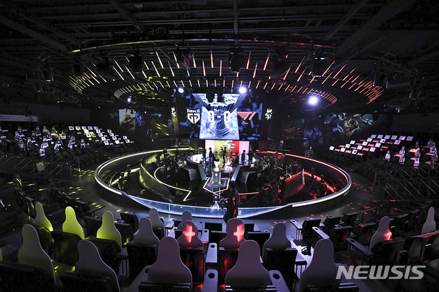 [서울=뉴시스]전신 기자 = SK텔레콤은 자사가 공식 후원하는 '2020 LCK 스프링 스플릿(시즌)' 결승전에서 온라인 응원 사진을 출력해 실제 경기장 좌석에 배치하는 입간판형 '아바타 응원단'을 선보였다고 26일 밝혔다. (사진=SK텔레콤 제공) 2020.04.26. photo@newsis.com