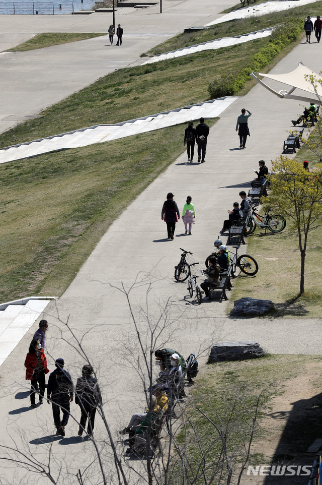 건조하고 약간 강한 바람…낮엔 기온 올라 일교차↑