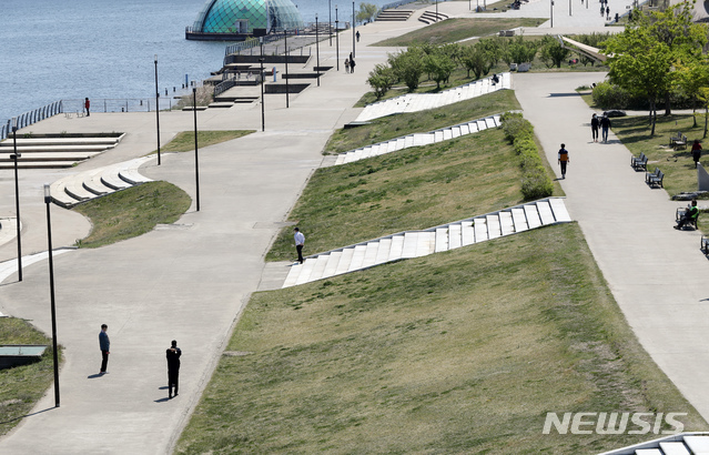 [서울=뉴시스] 고승민 기자 = 지난 26일 오전 11시 20분께 서울 여의도 한강공원이 한산한 모습을 보이고 있다. 2020.04.26. kkssmm99@newsis.com