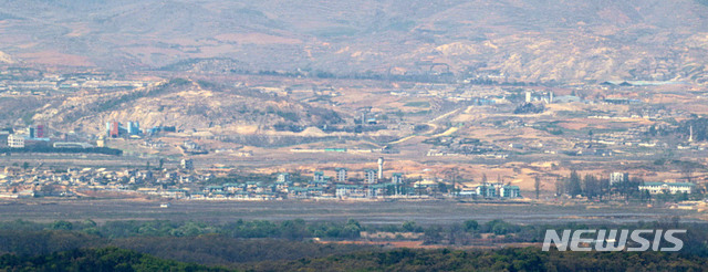 [파주=뉴시스]박주성 기자 = 일부 외신이 김정은 북한 국무위원장의 건강 이상설과 중국의 대북 의료진 파견설을 보도하는 가운데 26일 오전 경기 파주시 접경지역에서 바라본 북측 기정동 마을이 보이고 있다. 2020.04.26.&nbsp; park7691@newsis.com