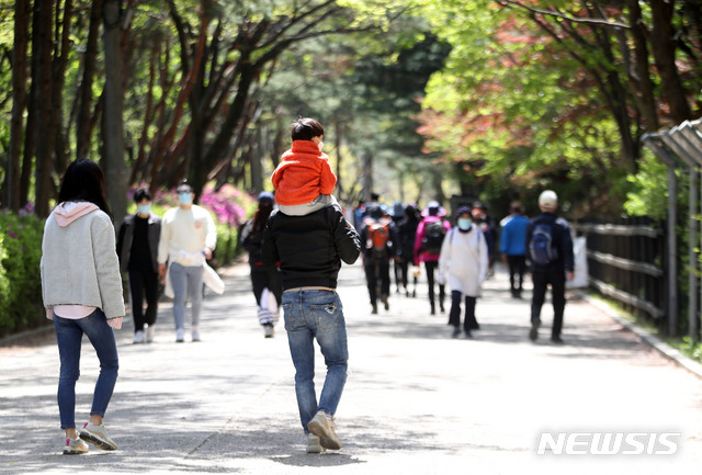 [서울=뉴시스] 박미소 기자 = 사회적 거리두기 완화 이후 첫 주말인 지난 26일 서울 관악구 관악산 등산로입구에서 등산객들이 산을 오르고 있다. 2020.04.26. misocamera@newsis.com