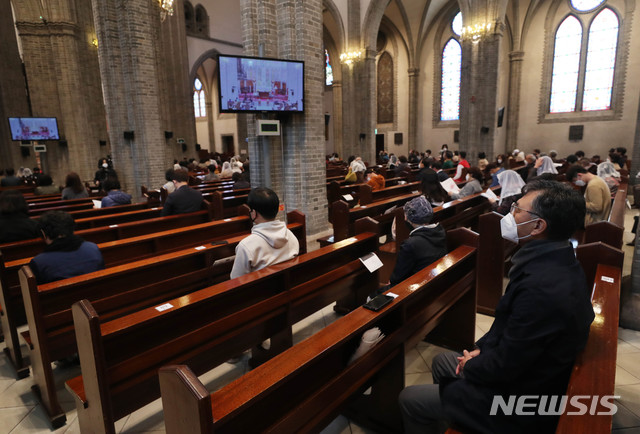 [서울=뉴시스] 박민석 기자 = 정부의 완화된 사회적 거리두기 방침에 따라 천주교 서울대교구 공동체 미사가 재개된 26일 오전 서울 중구 명동성당에서 신도들이 미사를 드리고 있다. 2020.04.26.&nbsp; photo@newsis.com