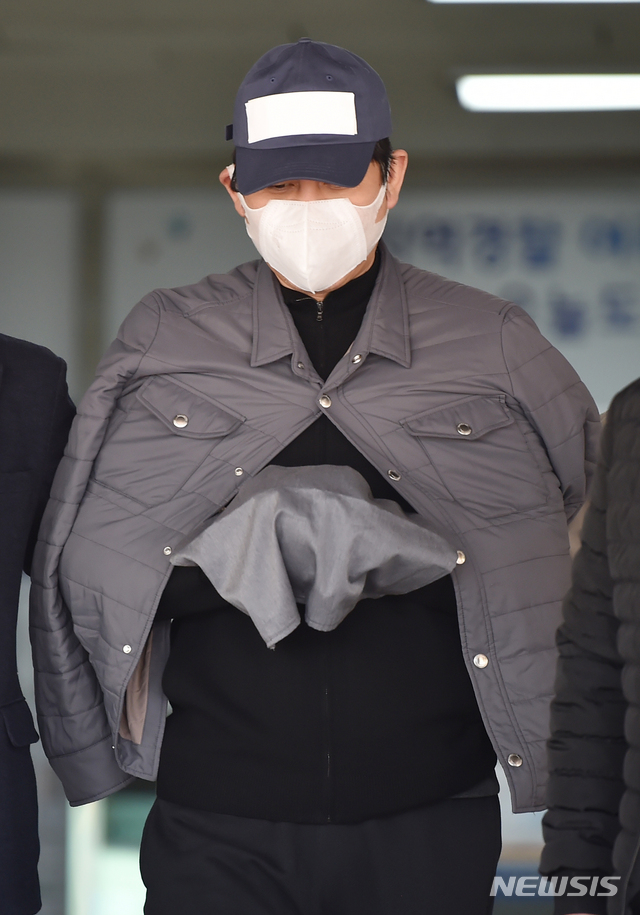 [수원=뉴시스] 김종택 기자 = 수원여객의 회삿돈 241억원을 빼돌린 혐의(특정경제범죄가중처벌법상 횡령)로 구속영장이 청구된 라임자산운용 환매중단 사태의 핵심 인물 김봉현 스타모빌리티 회장이 구속 전 피의자 심문(영장실질심사)을 받기위해 26일 오후 경기 수원남부경찰서 유치장에서 나오고 있다. 2020.04.26.semail3778@naver.com